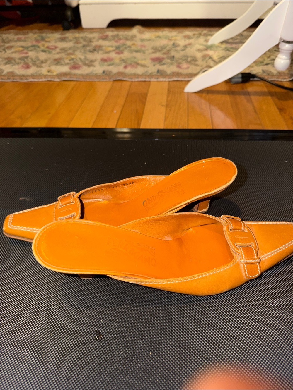 Authentic Vintage Salvatore Ferragamo Cognac Leather Slip-On kitten heels - Picture 10 of 12